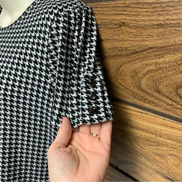 Como Black houndstooth top size small cute silver buttons on sleeves - Picture 4 of 8